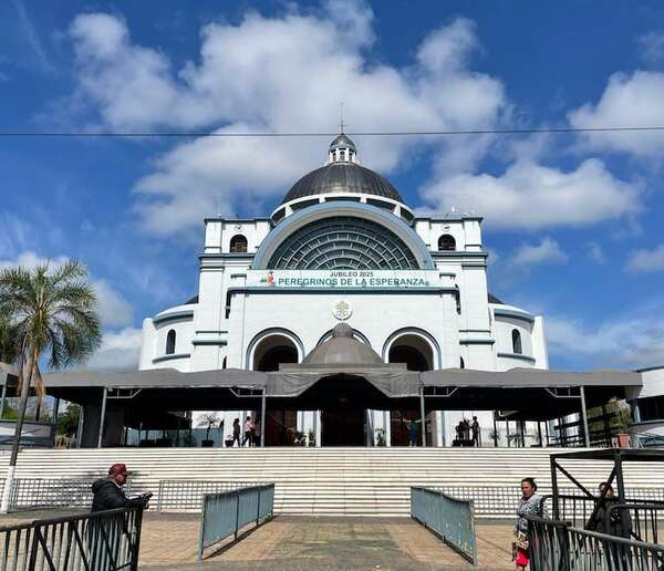 Basílica de Caacupé implementa sistema QR para recibir donaciones de los fieles  - Nacionales - ABC Color