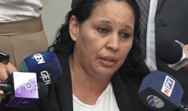 Docente víctima de la “mafia de los pagarés”: Debe más de G. 3 mil millones por un microondas - Noticiero Paraguay