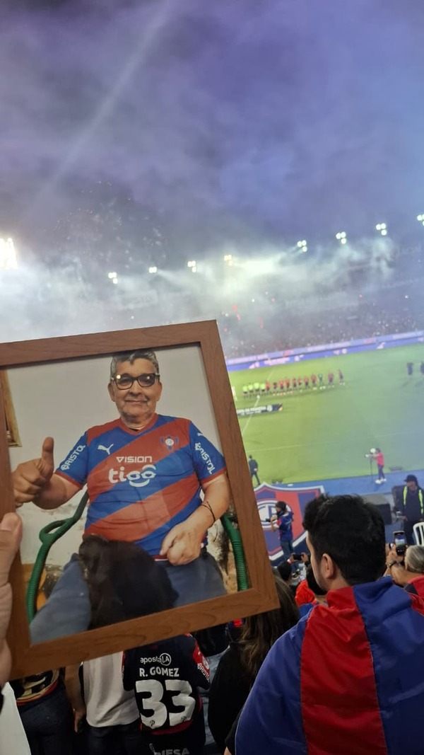 Popular / El hincha que tocó el corazón del rollo en el partido del Ciclón con Guaraní
