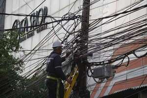 Retiran marañas de cables en 15 cuadras del microcentro de Ciudad del Este  - ABC en el Este - ABC Color