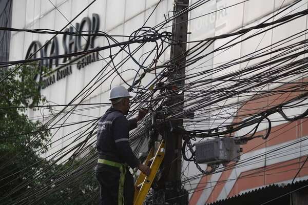 Retiran marañas de cables en 15 cuadras del microcentro de Ciudad del Este  - ABC en el Este - ABC Color