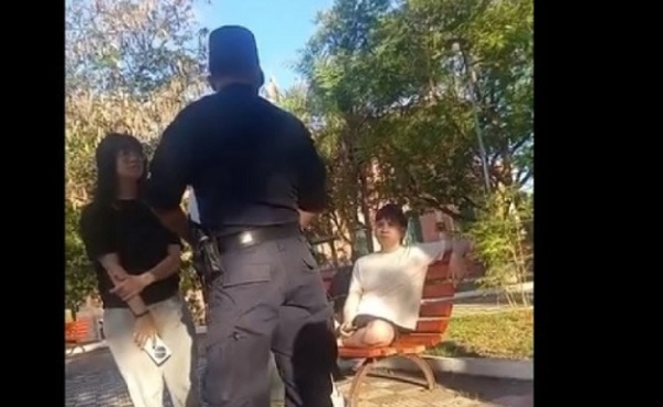 Acusan autoritarismo policial en la Plaza de los Desaparecidos: ciudadanos solo recordaban a sus seres queridos, víctimas del stronismo