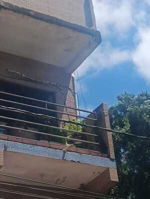 Mujer sufre graves quemaduras tras descarga eléctrica en edificio de Encarnación