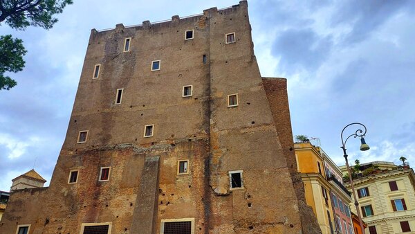 Una torre medieval de Roma sufre un derrumbe parcial durante unas obras