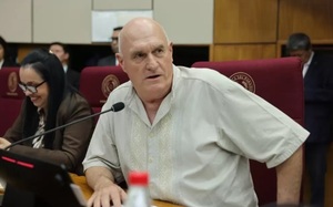 Senador sorteará parte de su salario cada mes