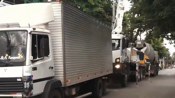 Camiones de una obra ocupan calle capitalina y conductores reclaman ausencia de la PMT