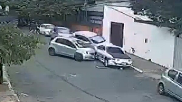 Video: Militar alcoholizado choca contra dos vehículos estacionados en Asunción