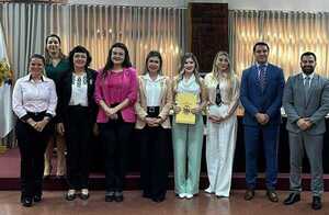 Popular / Joven itapuense recibe reconocimiento por ayudar a pacientes con cáncer