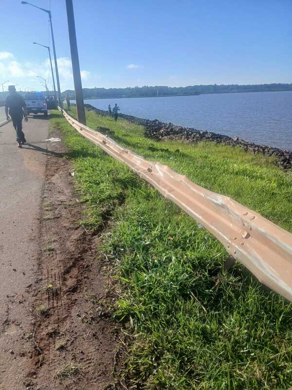 Conductor se salva luego que su camioneta caiga al río Paraná