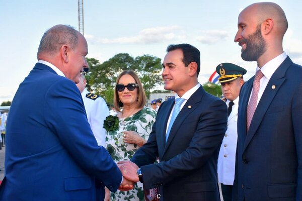 El príncipe Alberto II de Mónaco inicia visita oficial a Paraguay