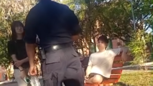 Policías intentaron echar a jóvenes de la Plaza de los Desaparecidos