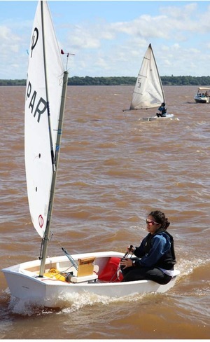 La velerista paraguaya Elisa Nuñez gana prueba optmist en Posadas - La Tribuna