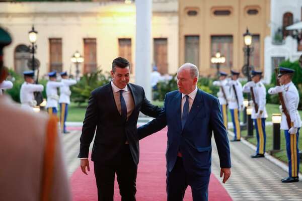El príncipe Alberto II de Mónaco llegó a Paraguay para una visita oficial de tres días - Política - ABC Color