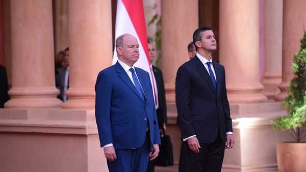 El príncipe Alberto II de Mónaco llega a Paraguay para una visita de tres días