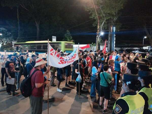 Jóvenes protestan en inmediaciones de Mburuvicha Róga contra el gobierno de Peña - Nacionales - ABC Color
