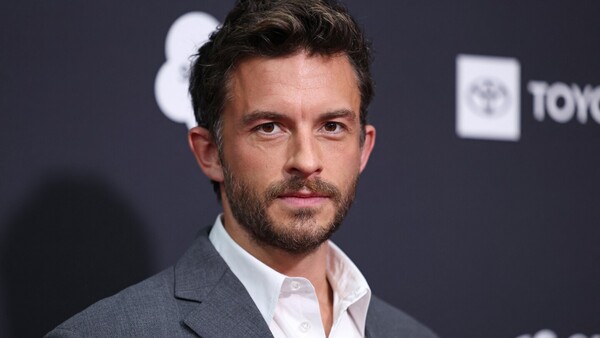 El actor británico Jonathan Bailey es elegido por People como el hombre más sexy del mundo