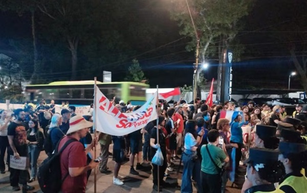 Jóvenes protestaron cerca de Mburuvicha Róga en rechazo al gobierno de Santiago Peña