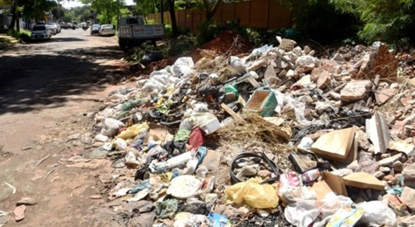 Más de 50 focos de basura persisten en barrios de Asunción pese a la alta recaudación de la tasa de recolección