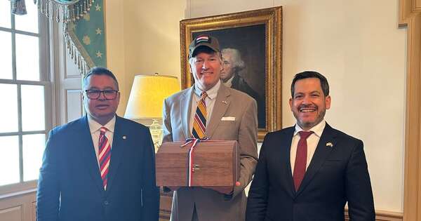 La Nación / Landau y Latorre hablaron sobre inversión y vuelos directos con EE. UU.