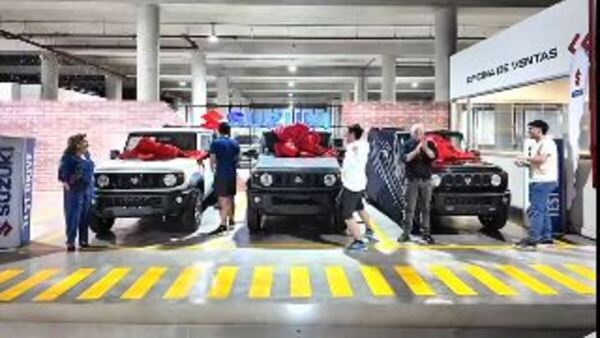 “La mejor abuela del mundo”: Regaló una camioneta a cada uno de sus tres nietos