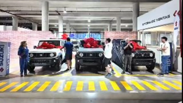 “La mejor abuela del mundo”: Regaló una camioneta a cada uno de sus tres nietos