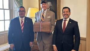 Latorre habla de posibilidad de vuelos directos a EEUU con Landau