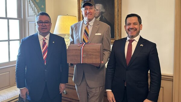 Latorre habla de posibilidad de vuelos directos a EEUU con Landau