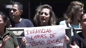 Protesta frente a Fiscalía exige oír a víctima del caso Mora