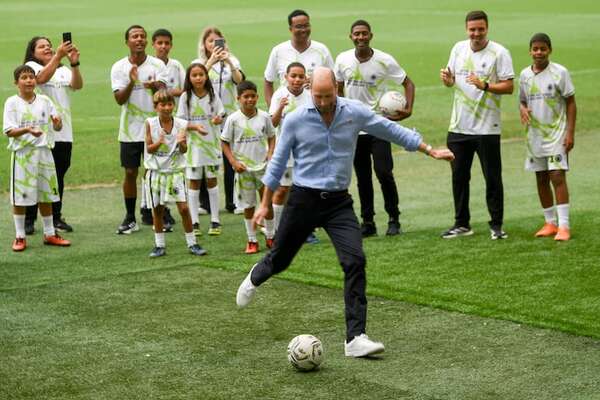 El príncipe William juega fútbol en el Maracaná y vóley de playa en Copacabana - Gente - ABC Color