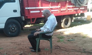 Vecinos auxilian a un adulto mayor desorientado que busca a su familia en Calle Hovy - OviedoPress