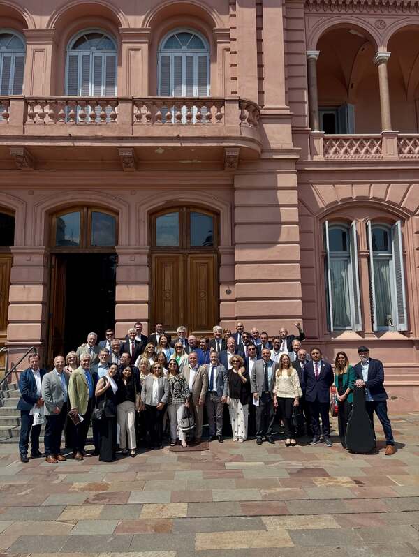 Milei oró con representantes de Iglesias Evangélicas.