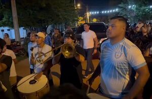 Popular / Con batucada y profundo dolor recibieron el féretro de “Manito”