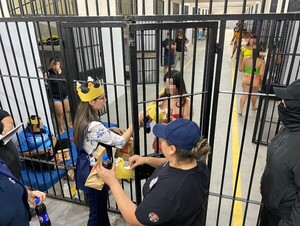 Popular / Obsequiaron combos de hamburguesa y gaseosa a mujeres privadas de libertad