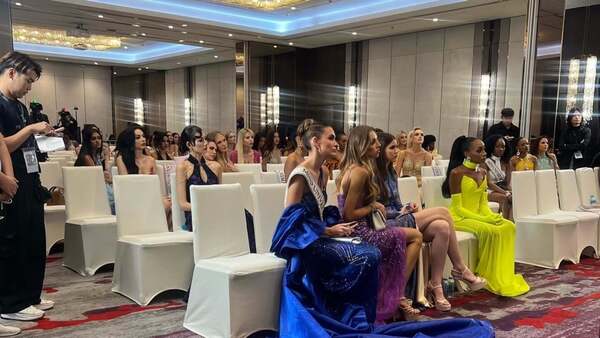 Sarambi en Miss Universo: Reinas abandonaron la ceremonia en plena entrega de bandas