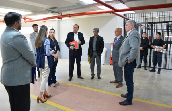 Defensor del Pueblo visita COMPLE en Emboscada y resalta avances en derechos humanos