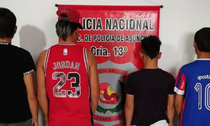 Madre se presenta ante la policía y entrega a sus dos hijos involucrados en un asalto en Cerro Lambaré - OviedoPress