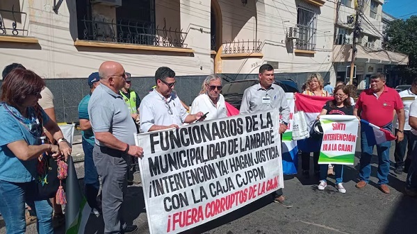 Jubilados exigen a Santiago Peña la intervención de la Caja Municipal