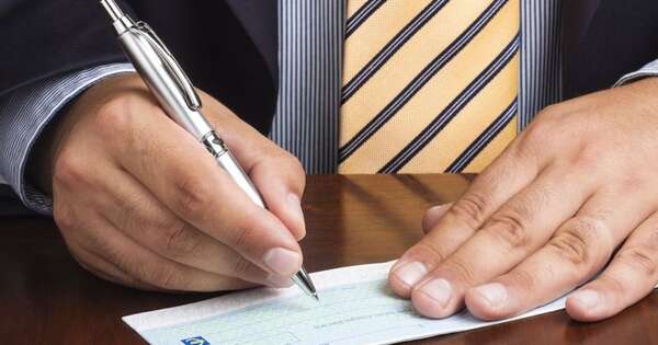 La Nación / Imputan a contador que compraba productos con cheques sin fondo