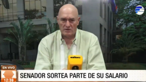¡Insólito! Senador sortea parte de su salario