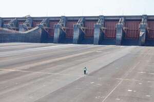 Itaipú: caen este año los pagos por cesión de energía - Economía - ABC Color
