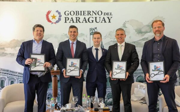 Jóvenes pilotos paraguayos reciben la licencia Marca País en la “Gala de Campeones”