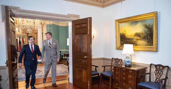 Latorre consigue la foto con Landau y se consolida como "canciller de oficio" de Honor Colorado