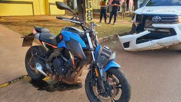 Choque contra una patrullera deja un motociclista fracturado en Karapaí
