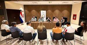 Diario HOY | Pobladores y concejales de Atyrá acuden al MADES, preocupados ante excavación de pozo