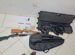 Popular / Tras allanamientos simultáneos incautan un montón de armas de fuego
