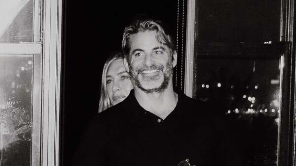 Jennifer Aniston confirma su relación con Jim Curtis en redes