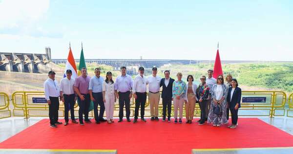 La Nación / Príncipe Alberto II de Mónaco visita hidroeléctrica Itaipú, atraído por acciones ambientales