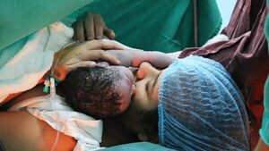 El poder del contacto piel con piel: la práctica que cambia el inicio de la maternidad