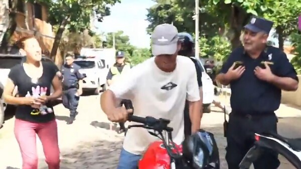 Familiar de un supuesto reducidor intenta impedir procedimiento policial en Asunción