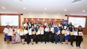 Reconocen a 20 profes que dejan huellas